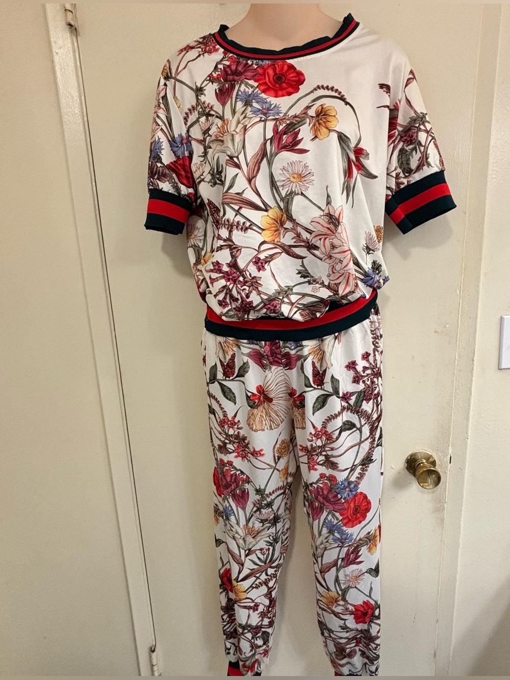 Kivenst Floral Print lounge set- White with Red & Green Trim Size M